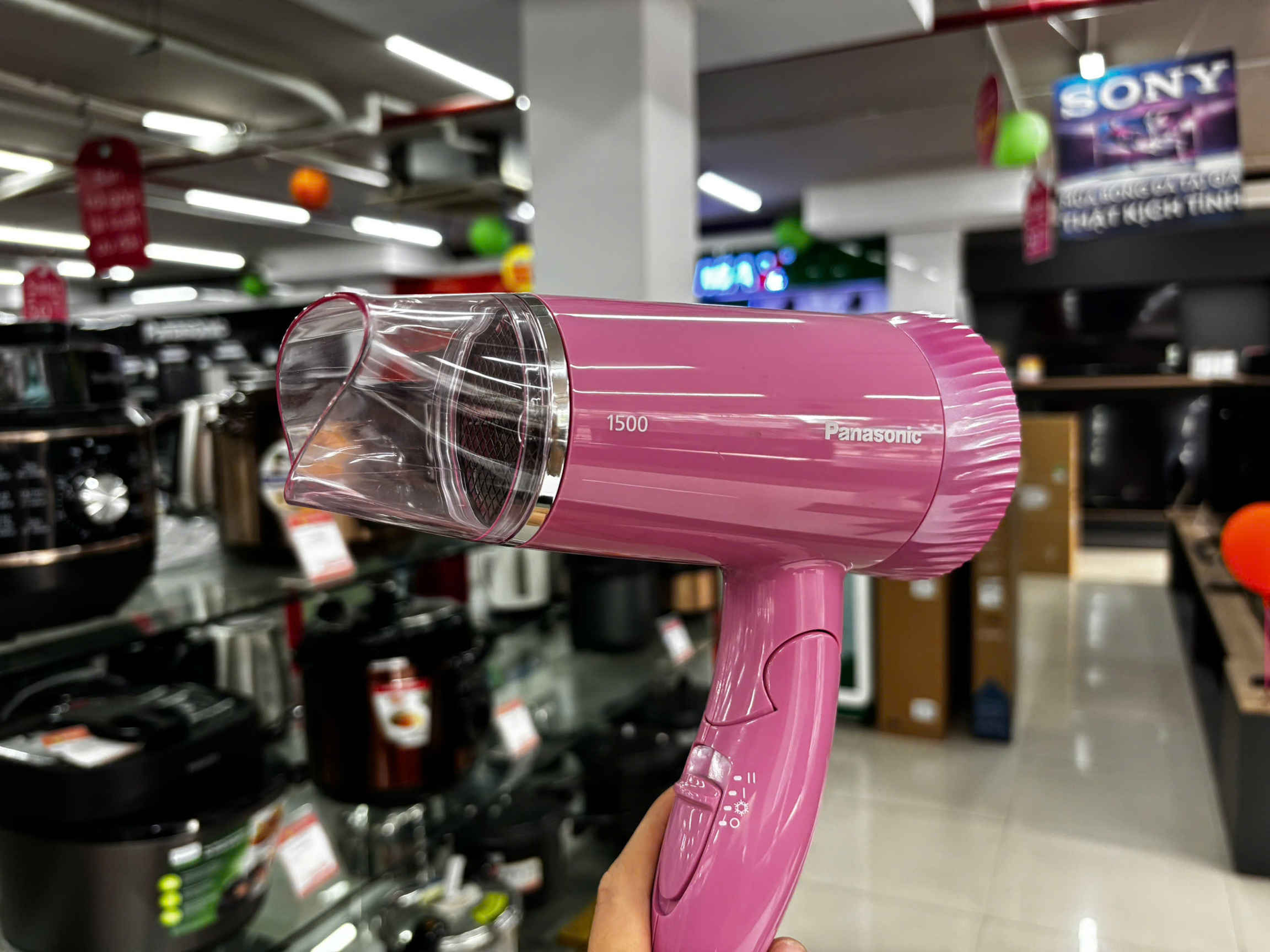 Máy sấy tóc Panasonic màu hồng công suất 1500 W với đầu sấy tập trung gió trong suốt